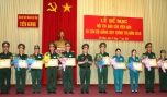 Thượng tá Mai Văn Hòa, Phó Chính ủy Bộ CHQS tỉnh trao thưởng cho các thí sinh.
