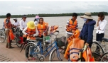 Phát áo phao cho hành khách qua phà ở bến phà Bình Ninh (xã Bình Ninh, huyện Chợ Gạo).