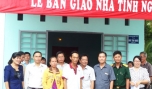Lễ bàn giao nhà tình nghĩa cho gia đình chị Nguyễn Thị Tươi.