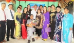 Học viên chụp ảnh lưu niệm với thầy Nguyễn Thế Châu (ngồi).