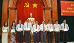 Ông Phạm Văn Trọng - Tỉnh ủy viên, Chánh Văn phòng UBND tỉnh, thừa ủy quyền của Văn phòng Chính phủ trao Kỷ niệm chương "Vì sự nghiệp Văn phòng Chính phủ" cho các cá nhân. Ảnh: Như Lam.