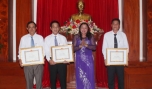 Phó Chủ tịch Thường trực UBND tỉnh Trần Kim Mai trao Bằng khen của Bộ Nội vụ cho tập thể và cá nhân.