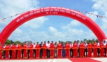 Lãnh đạo cắt băng khánh thành cầu Mỹ Lợi.