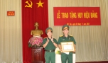 Đại tá Lê Đức Thắng - Phó Chỉ huy trưởng, Tham mưu trưởng Bộ CHQS tỉnh trao Huy hiệu 30 năm tuổi Đảng cho Đại tá Châu Hoàng Phương.