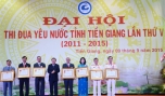 Ông Nguyễn Văn Khang, Chủ tịch UBND tỉnh trao Huân chương Lao động hạng Nhất, Nhì, Ba cho các tập thể và cá nhân. Ảnh: Vân Anh