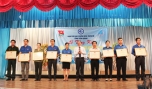 Ông Trần Thanh Đức trao Bằng khen cho các tập thể và cá nhân.