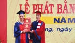 PGS-TS Võ Ngọc Hà, Hiệu trưởng Trường Đại học Tiền Giang trao 2 Bằng Đại học cho Phạm Hữu Phương. Ảnh: MINH CHÂU