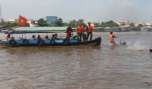 Lực lượng cứu nạn cứu người rớt xuống sông.