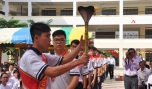 20 học sinh tiêu biểu cùng thắp lên ngọn lửa truyền thống, biểu tượng cho 20 năm trưởng thành của nhà trường.