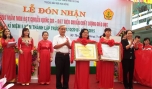 Ông Đoàn Văn Chính, Chánh Thanh tra Sở Giáo dục - Đào tạo và bà Nguyễn Thị Lan, Phó Bí thư Thành ủy Mỹ Tho trao Bằng công nhận cho Ban Giám hiệu Trường Mầm non Hoa &shy;Hồng.