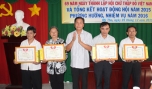 Ông Nguyễn Văn Vững, Phó Chủ tịch UBND TP. Mỹ Tho trao Giấy khen của Hội CTĐ tỉnh cho các cá nhân.