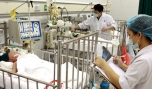 Chăm sóc bệnh nhân nhi cấp cứu ở Bệnh viện Nhi Trung ương. (Ảnh: Dương Ngọc/TTXVN)