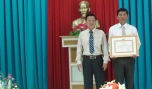 Ông Huỳnh Hữu Thành, Tỉnh ủy viên, Bí thư Huyện ủy trao giải Nhất cho thí sinh Nguyễn Văn Tân.