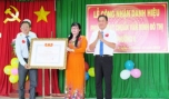 Ông Nguyễn Văn Vững, Phó Chủ tịch UBND TP. Mỹ Tho trao Bằng công nhận Phường đạt chuẩn văn minh đô thị cho Đảng bộ và nhân dân phường 6.