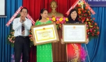 Ông Phạm Văn Khanh, Phó Giám đốc Sở GD-ĐT trao Quyết định công nhận Trường Mầm non 3-2 đạt chuẩn Quốc gia và đạt chuẩn chất lượng giáo dục mức độ 1.