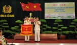 Thừa ủy nhiệm, Đại tá Nguyễn Việt Hùng, Phó Giám đốc Công an tỉnh trao Cờ thi đua của Chính phủ cho Phòng Tham mưu.