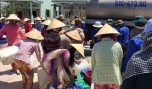 Bà con xã Tân Phước, huyện Gò Công Đông nhận nước uống do CLB “Bát cháo đêm” hỗ trợ.