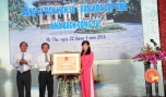Ông Nguyễn Ngọc Minh, Giám đốc Sở VHTT&DL trao Bằng công nhận di tích cho lãnh đạo Trung tâm Văn hóa TP. Mỹ Tho.