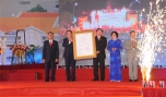 Bà Phan Thị Mỹ Linh, Thứ trưởng Bộ Xây dựng, thừa ủy quyền của Thủ tướng Chính phủ đã trao Quyết định cho lãnh đạo TP. Mỹ Tho. Ảnh: Duy Sơn