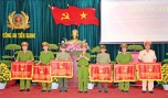 Công an huyện Cai Lậy (thứ hai từ trái sang) nhận Cờ thi đua xuất sắc do Tổng cục Chính trị CAND tặng tại Hội nghị tổng kết công tác Công an năm 2015.