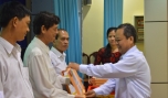 Ông Trần Thanh Linh - Phó Giám đốc Sở Y tế, Chủ tịch Hội Đông y Tiền Giang trao Bằng khen cho tập thể và cá nhân.