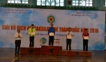 Ông Trần Thanh Đức, Phó Chủ tịch UBND tỉnh, Chủ tịch danh dự Liên đoàn võ thuật tỉnh trao giải cho VĐV ở hạng cân 45 kg nữ.