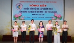 Ban Tổ chức trao giải đơn ca tiếng hát Karaoke.