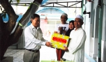Ông Nguyễn Vũ Đức trao quà của Ban Chỉ đạo Tây Nam bộ cho ông MadeRes, Ymam của Thánh đường Hồi giáo Ấn Độ phường 2.