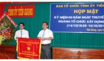 Được sự ủy nhiệm, Phó Bí thư Tỉnh ủy Võ Văn Bình (bên phải) trao Cờ thi đua của Thủ tướng Chính phủ cho Ban Tổ chức Tỉnh ủy.