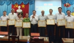 Ông Nguyễn Văn Hồng, Phó Bí thư Thành ủy, Chủ tịch UBND TP. Mỹ Tho trao tặng Giấy khen cho các cá nhân.