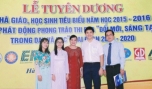 Từ trái sang: Cô Kiều Quyên, em Gia Hân, cô Thúy Oanh, em Hải Đằng và thầy Nguyễn Phương Toàn (Phó GĐ Sở GD& ĐT).
