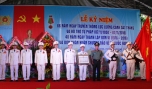 Thứ trưởng Bộ Công an, Thượng tướng Phạm Dũng trao huân chương Bảo vệ Tổ quốc cho Đại tá Trần Văn Dung, Giám thị Trại giam Phước Hòa.