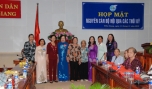 Lãnh đạo tỉnh chụp ảnh lưu niệm với các cô nguyên là lãnh đạo Hội Phụ nữ nhân dịp họp mặt.