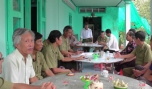Các thành viên Tổ cung cấp tin ấp Xuân Sắc và hội viên Hội CCB được thông tin về tình hình an ninh trật tự trong buổi sinh hoạt định kỳ.