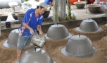 Anh Huy đang tạo dáng cho chậu kiểng.