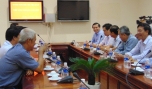 Ông Lê Văn Hưởng, Chủ tịch UBND tỉnh gặp gỡ, tiếp xúc với các doanh nghiệp vào sáng 26-11.