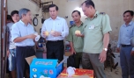 Ông Lê Văn Hưởng, Chủ tịch UBND tỉnh kiểm tra mặt hàng trái lê có xuất xứ từ Trung Quốc ở một vựa trái cây tại phường 4, TP. Mỹ Tho.
