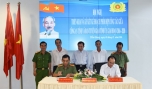 Thay mặt lãnh đạo 2 đơn vị, ông Trần Kim Trát và Đại tá Nguyễn Hữu Trí ký kết Kế hoạch phối hợp công tác.