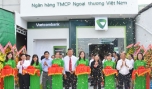 Lãnh đạo Ngân hàng Nhà nước, Vietcombank Tiền Giang cùng lãnh đạo huyện Cai Lậy, Cái Bè thực hiện nghi thức cắt băng khai mạc.