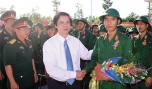 Đồng chí Nguyễn Văn Danh, Ủy viên BCH Trung ương Đảng, Bí thư Tỉnh ủy thăm hỏi, động viên thanh niên huyện Châu Thành lên đường nhập ngũ. Ảnh: Thanh Lâm