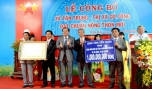 Ông Lê Văn Nghĩa, Phó Chủ tịch UBND tỉnh trao Bằng công nhận “Xã đạt chuẩn nông thôn mới” và công trình phúc lợi trị giá 1 tỷ đồng cho xã Tân Trung.