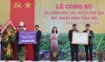 Bà Nguyễn Thị Sáng, Phó Chủ tịch HĐND tỉnh, trao Bằng Công nhận xã  đạt chuẩn Nông thôn mới cho lãnh đạo xã Lương Hòa Lạc.