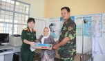 LLVT tỉnh thăm, tặng quà gia đình chính sách. Ảnh: THANH LÂM
