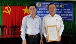 Phó Chủ tịch LĐLĐ tỉnh Lê Minh Hùng trao Bằng công nhận danh hiệu Chiến sĩ thi đua của Tổng Liên đoàn Lao động Việt Nam cho ông Trần Văn Dân.