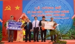 Ông Nguyễn Văn Danh, Bí thư Tỉnh ủy trao Bằng Công nhận xã đạt chuẩn quốc gia NTM và ông Phạm Anh Tuấn, Phó Chủ tịch UBND tỉnh trao tặng công trình phúc lợi trị giá 1 tỷ đồng của UBND tỉnh cho xã Tam Hiệp.