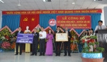Bà Nguyễn Thị Sáng, Phó Chủ tịch Hội đồng Nhân dân tỉnh và đại tá Nguyễn Hữu Trí, Giám đốc Công an tỉnh trao Bằng Công nhận và Công trình phúc lợi trị giá 1 tỷ đồng cho xã nông thôn mới Đông Hòa Hiệp.