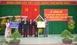 Bà Châu Thị Mỹ Phương, Ủy viên dự khuyết Ban chấp hành Trung ương Đảng, Ủy viên Ban thường vụ Tỉnh ủy, Bí thư Thị ủy Cai Lậy; ông Trần Thanh Đức, Phó Chủ tịch UBND tỉnh trao Bằng công nhận và công trình phúc lợi trị giá 1 tỷ đồng cho lãnh đạo xã Ngũ Hiệp.
