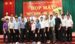 Ông Lê Văn Hưởng chụp ảnh lưu niệm với HLV, vận động viên tỉnh nhà.