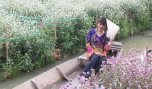 Khách tham quan chụp ảnh selfie tại vườn hoa.