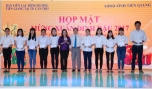Ông Phạm Anh Tuấn, Tỉnh ủy viên, Phó Chủ tịch UBND tỉnh trao học bổng cho sinh viên Tiền Giang.